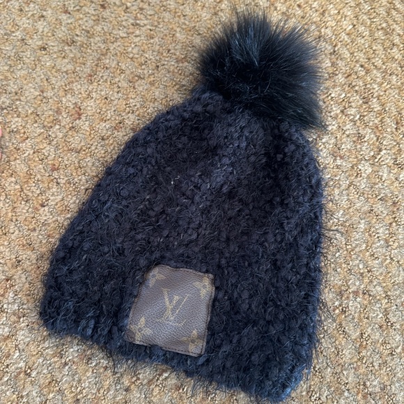 Beanie with custom Louis Vuitton design - Picture 3 of 3